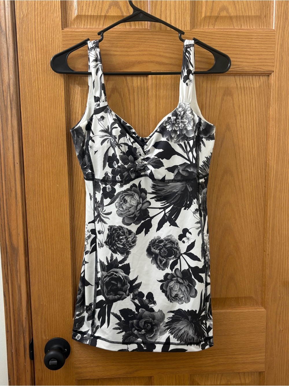Lululemon Aria Tank II Black and White Floral Pattern Size Women’s 8 - Medium
